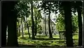 Dendrologischer Park mit Schloss im Hintergrund