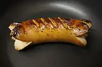Cervelat in einer Bratpfanne