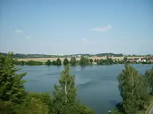 Blick aus der Eisenbahn bei Valcha über den Stausee