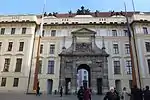 Fahnenstangen vor dem Matthiastor der Prager Burg