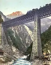Zug mit D 4/4 und D 3/3 auf dem Chärstelenbach-Viadukt bei Amsteg