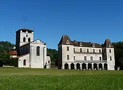Ansicht des Parks, der Abteikirche (links)und des Abtshauses (rechts)