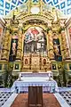 Geschlossener Altar mit vier geschmückten Säulen