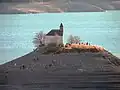 Kapelle Saint-Michel am Stausee Lac de Serre-Ponçon bei Niedrigwasser