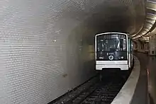 MF-67-Zug beim Verlassen der eingleisigen Station Chardon-Lagache