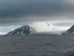 Mündung des Charity-Gletschers in die False Bay, links: Canetti Peak