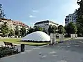 Zentrale Wiese mit Forschungspavillon