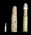 von links nach rechts: Kleinkaliberpatrone (5,6 × 15 mm  R), Chassepotpatrone (11 mm, Papierhülle), Graspatrone (11 × 59 mm R)