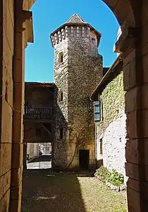 Schlosseingang mit Turm