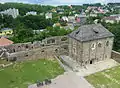 Burghof mit Mauern des Palas (links) und Doppelkapelle (rechts)
