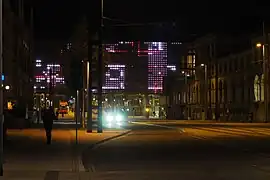Bahnsteighalle des Chemnitzer Bahnhofs mit Installation an der Medienfassade (2018)
