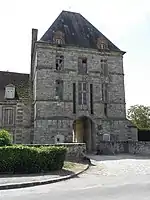Gutshof, Reste der früheren Burganlage