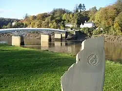 Markierung des Endpunktes des Wales Coast Path in Chepstow