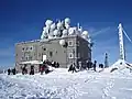Der Gipfel mit Wetterstation im Winter
