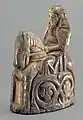 Schachfigur, Schweden, 13. Jh., vermutl. Königin, rittlings zu Pferd mit langem Rock