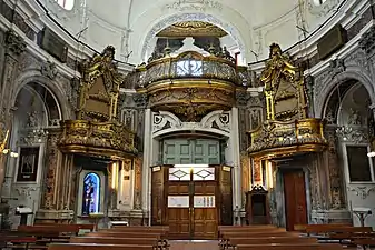 Blick zum Eingang mit den Emporen