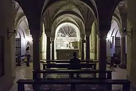 Krypta, am linken und rechten Bildrand die Zugänge zum unteren Chorumgang