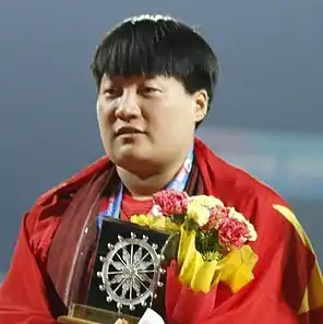 Guo Tianqian – hier mit ihrer Silbermedaille von den Asienspielen 2017 – schied mit 17,10 m in der Qualifikation aus