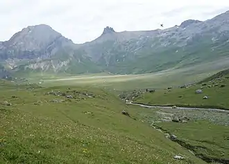 Chindbettipass (K) von der Engstligenalp aus gesehen. Links der Lohner und das Tschingellochtighorn, rechts das Tierhörnli.