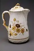 Schokoladekanne im Porzellan mit Blumendekor (um 1900), Metropolitan Museum of Art, New York.