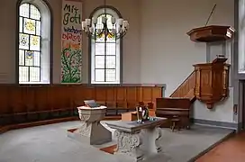 Chor mit neugotischem Taufstein, Abendmahlstisch und barocker Kanzel