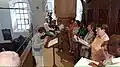 Kirchenchor auf der Empore während der Sonntagsmesse