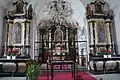 Chorgitter mit Hochaltar und Seitenaltar