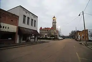 Downtown Clarendon – im Hintergrund das Monroe County Courthouse (2011). Das 1911 mit Stilelementen des Neoklassizismus erbaute Courthouse ist seit Oktober 1976 im NRHP eingetragen.