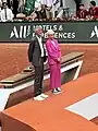 Chris Evert (68), Rekordsiegerin im Damen-Einzel (zuletzt bei den French Open 1986) und  Gilles Moretton, Präsident der Fédération Française de Tennis; vor der Überreichung der Pokale an die French Open-Siegerin 2023 im Damen-Einzel, Iga Świątek und die Finalistin Karolína Muchová.