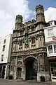 Pilger nach Rom verlassen die Kathedrale von Canterbury durch das Christ Church Gate.