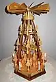 Lindenholz-Pyramide von 1960 eines Annaberg-Buchholzer Schnitzers (85 cm hoch)