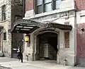 Zugangsgebäude Christopher Street 100 Jahre nach Eröffnung, Anschrift „Hudson Tunnels“