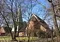 Christophorus-Kirche Poppenbüttler Stieg 25, links das Pastorat (Baudenkmal)