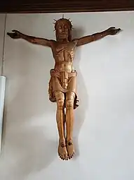 Kreuz an linker Seitenwand neben Kanzel