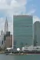 U Thant Island vor dem UNO-Hauptquartier; im Hintergrund u. a. das Chrysler Building (Juli 2009)