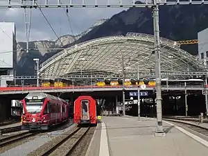 Westliche Einfahrt mit Postautostation.  Links RhB, rechts SBB (2018)