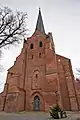 Vor der Westfassade mit Turm