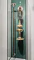 Vitrine mit Stab, Pokal und Primärreliquie im Strahlenkranz