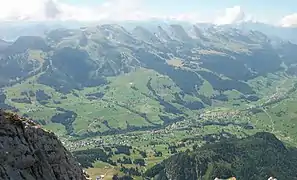 Gesamtansicht Churfirsten mit Nebengipfeln von Norden mit Obertoggenburg (Unterwasser, Alt St. Johann, Starkenbach): Gamserrugg, Tristenkolben, Chäserrugg, Hinterrugg, Schibenstoll, Zuestoll, Brisi, Frümsel, Selun, Wart, Schären, Nägeler, Glattchamm und Leistchamm (von links nach rechts)