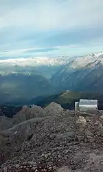 Die Biwakschachtel mit Blick auf das Val di Genova und die Adamellogruppe