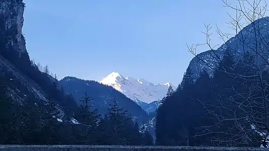 V. l. n. r.: Piz Miez/Cimalmotta, Piz dil Crot, Piz della Palù, Guglie d'Altare und Piz Timun, aufgenommen von Ferreratal (für Annotationen der einzelnen Berge aufs Bild klicken).