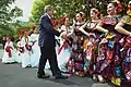 US-Präsident George W. Bush empfängt Tänzer vor ihrem Auftritt während des Cinco-de-Mayo-Festes vor dem Weißen Haus am 4. Mai 2001.