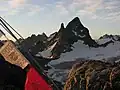 Aussicht vom Gipfelkreuz von links nach rechts: Vordere Jamspitze, Klostertaler Egghorn, Schattenspitze, Schneeglocke. Großlitzner und das Große Seehorn im Vordergrund. Rechts dahinter Piz Fliana.