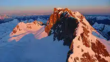 Die Rote Wand (2704 m) im Lechquellengebirge in Vorarlberg, winterliche Aufnahme aus dem Hubschrauber, Cinedoku Vorarlberg Titelbild