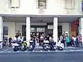 Schlange vor dem Cinema Arlecchino während des Filmfestivals "Il Cinema Ritrovato 2019"