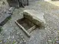 Das im Co. Carlow gefundene Steinkistengrab wird heute im 2. Innenhof ausgestellt