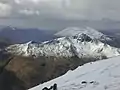Der Ciste Dhubh vom südöstlich liegenden A’ Chràlaig aus gesehen, rechts im Hintergrund der Beinn Fhada, links die Five Sisters of Kintail mit dem Sgùrr Fhuaran