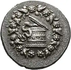 Cistophor aus Pergamon, ca. 135–128 v. Chr. mit dem Abbild einer halb geöffneten cista mystica mit Schlange und Efeukranz