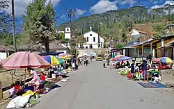 Hauptstraße in Ermera mit Blick auf die Pfarrkirche