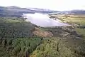 Luftbild von Duncarron mit dem Carron-Valley-Reservoir im Hintergrund (Stand 2008)